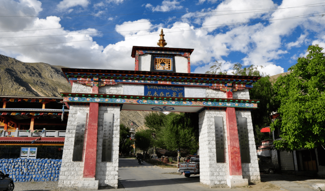 雕刻在尼木县普松乡有着悠久的历史,是普松乡群众世世代代传承下来的