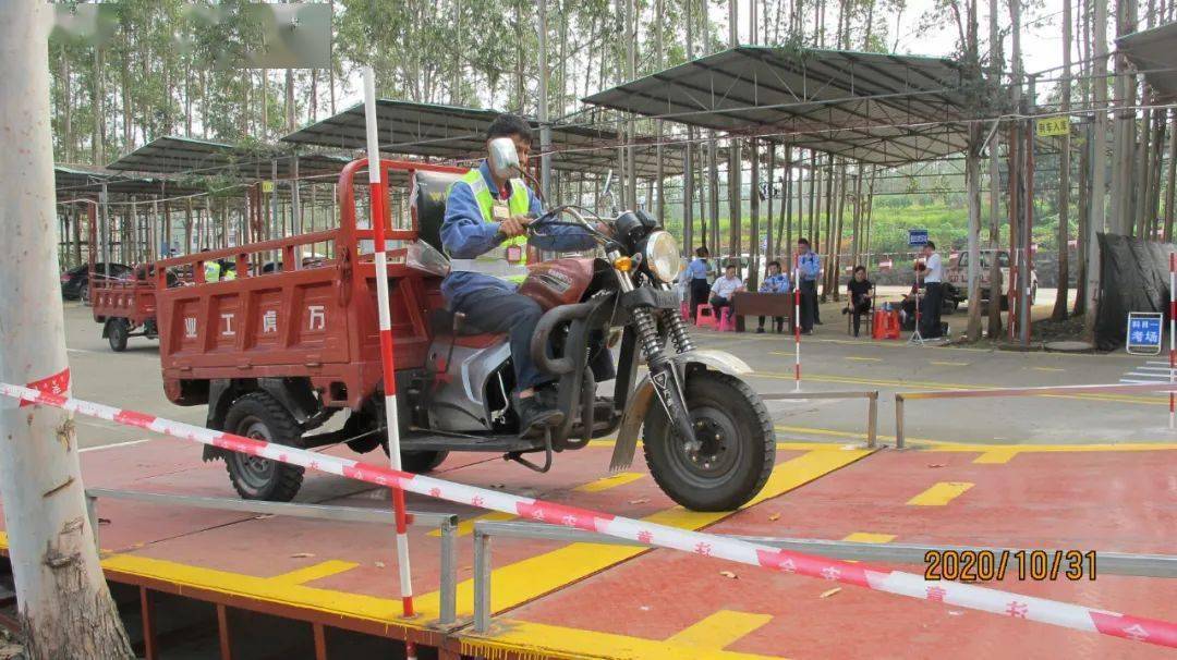 考場就在家門口藤縣交警摩托車駕駛證送考進村頭