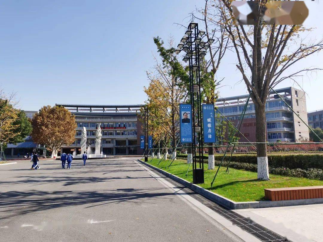 这次作文刊登在扬子晚报上的才子才女分别是:金中河西二(1)班 邹若楠