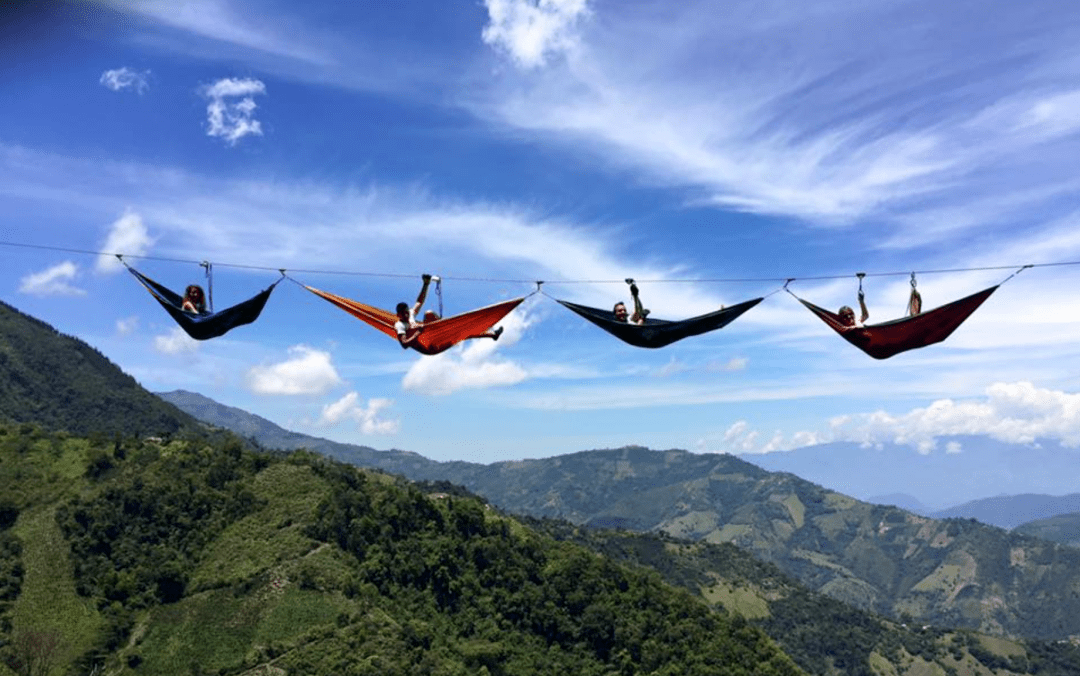 吊在2000米高空睡太刺激,光看就腿软!_悬崖峭壁