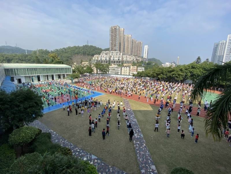 龍園外語實驗學校學子展風姿多彩大課間構築校園靚麗風景線