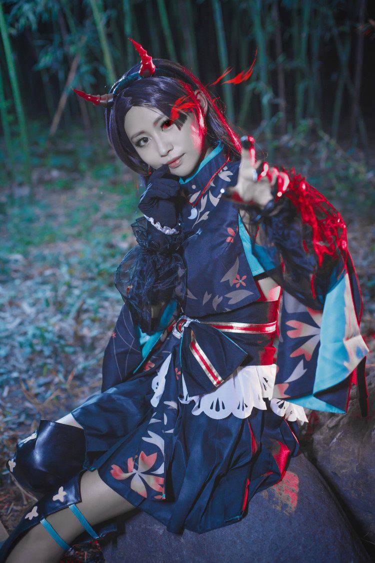 阴阳师吸血姬cosplay吸食鲜血的少女啊