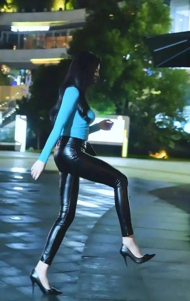 普通的黑色皮裤造型,瞬间高级感,值得都市美女一试