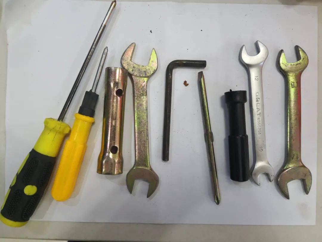 嫌疑人使用的作案工具据嫌疑人交代,在发现摩托车没有锁防盗锁后,他即