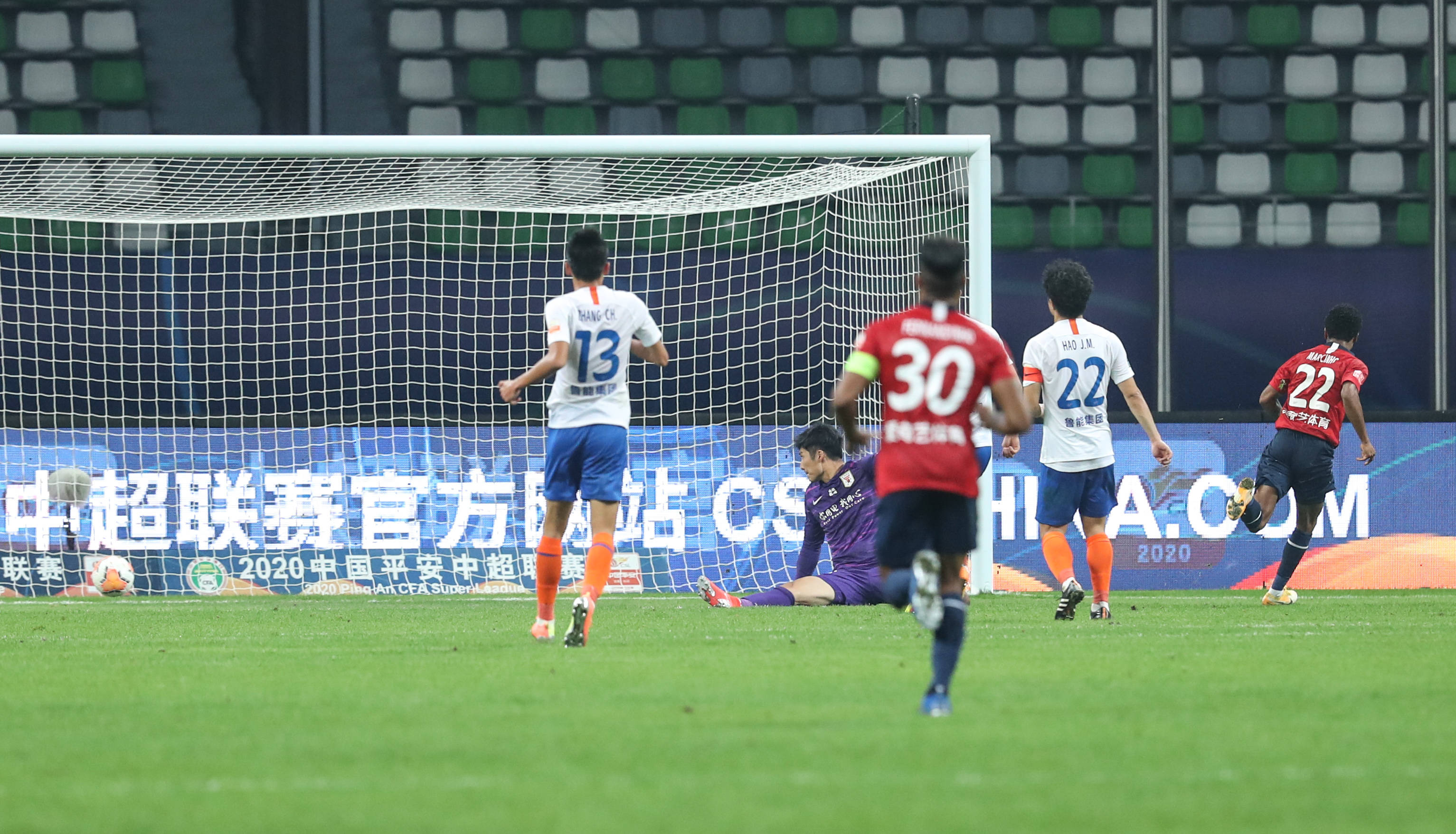 足球中超重庆当代胜山东鲁能泰山