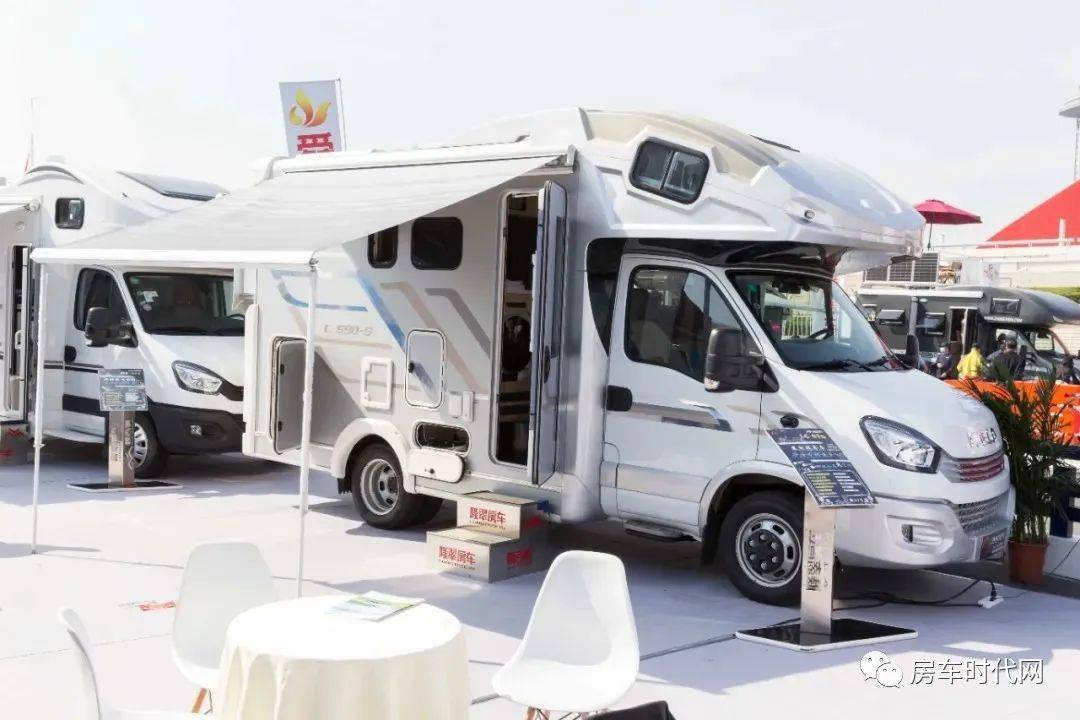 展会第二日始于颜值忠于实力隆翠lc01s双拓展c型房车