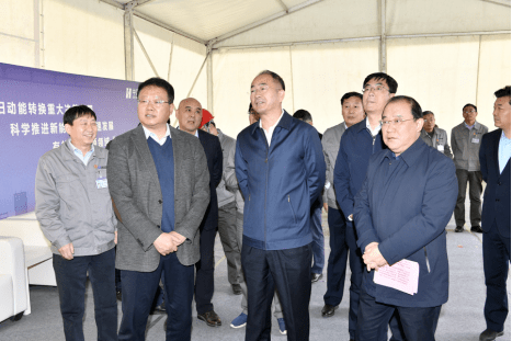 图片:陵城区委副书记,区长李希岩主持开工仪式.