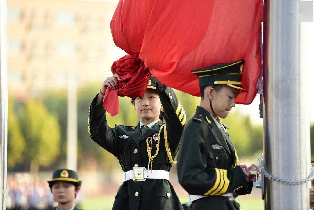 他们是栾武路3号最靓的"仔"!_国旗护卫队