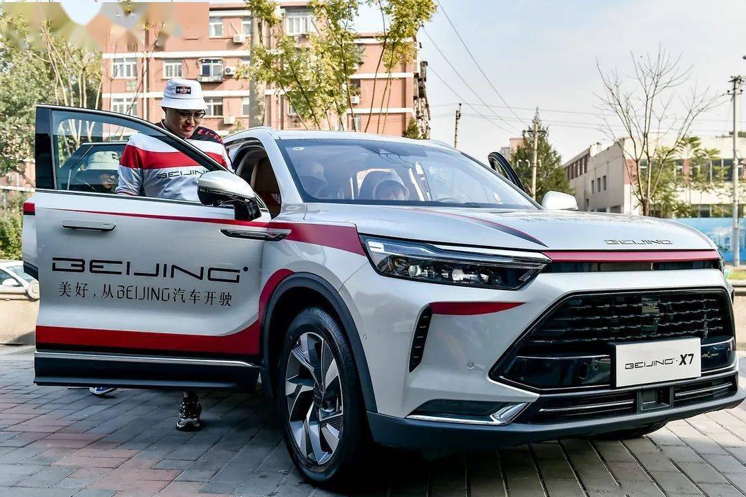 昨天小编与beijing汽车和中国李宁一起开了黑