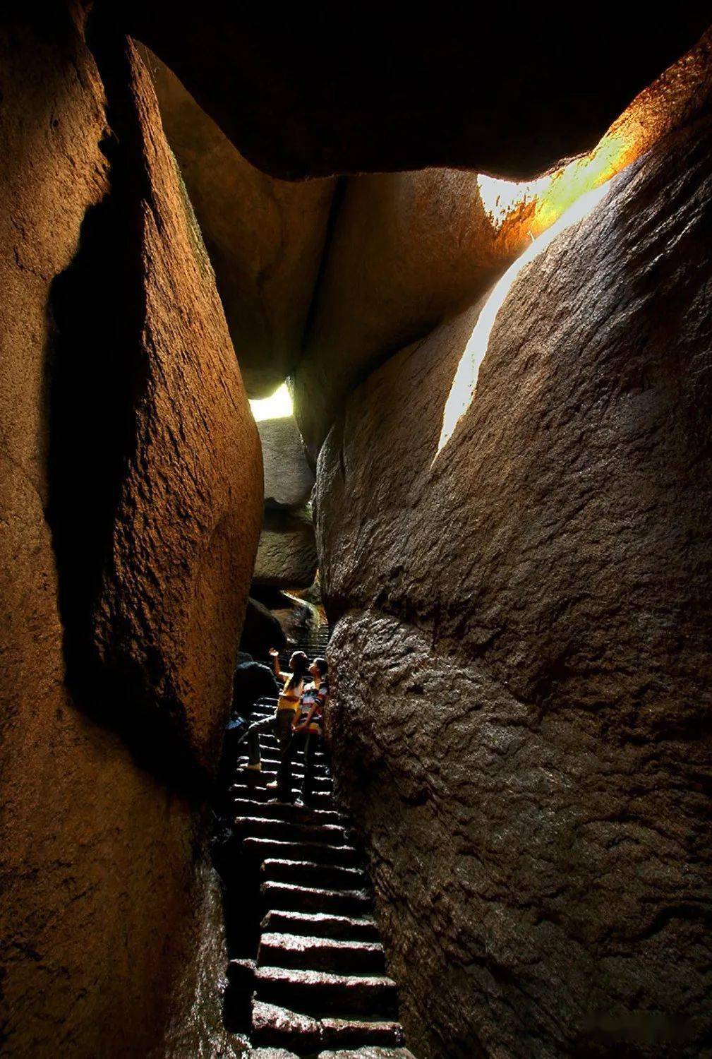 穿过小石门,从葫芦酒家边下山,途经观景台时回头看太姥山群峰,然后