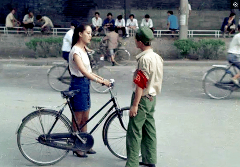 【攝影故事】80年代老照片:摩托車開始進入普通百姓人家_自行車