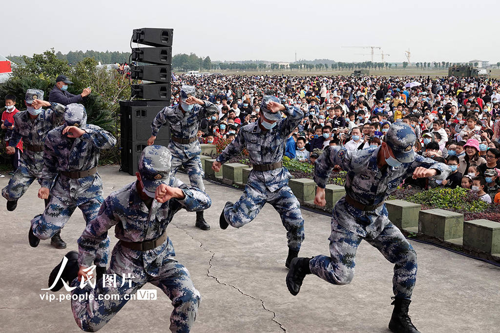杭州举办空军军营开放日活动