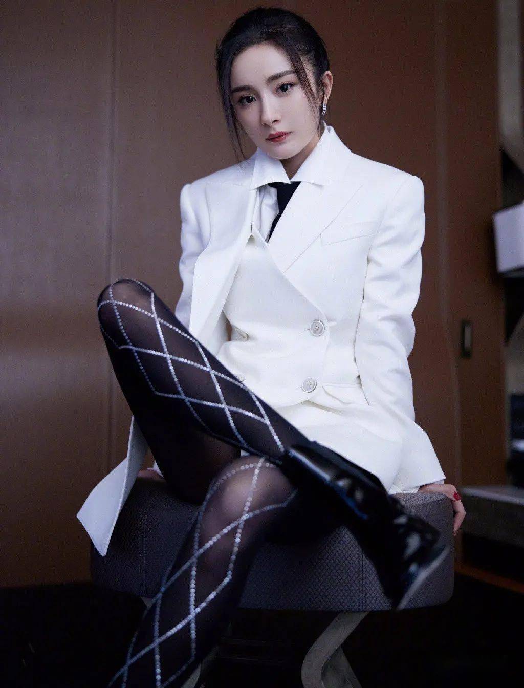 杨幂穿白衬衫似少女搭配黑丝袜