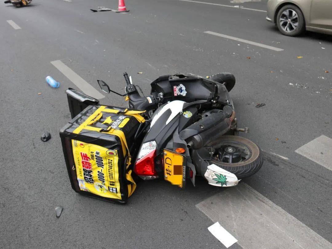 梧州一摩托车主变道不注意后方来车情况,结果被美团骑手撞翻.