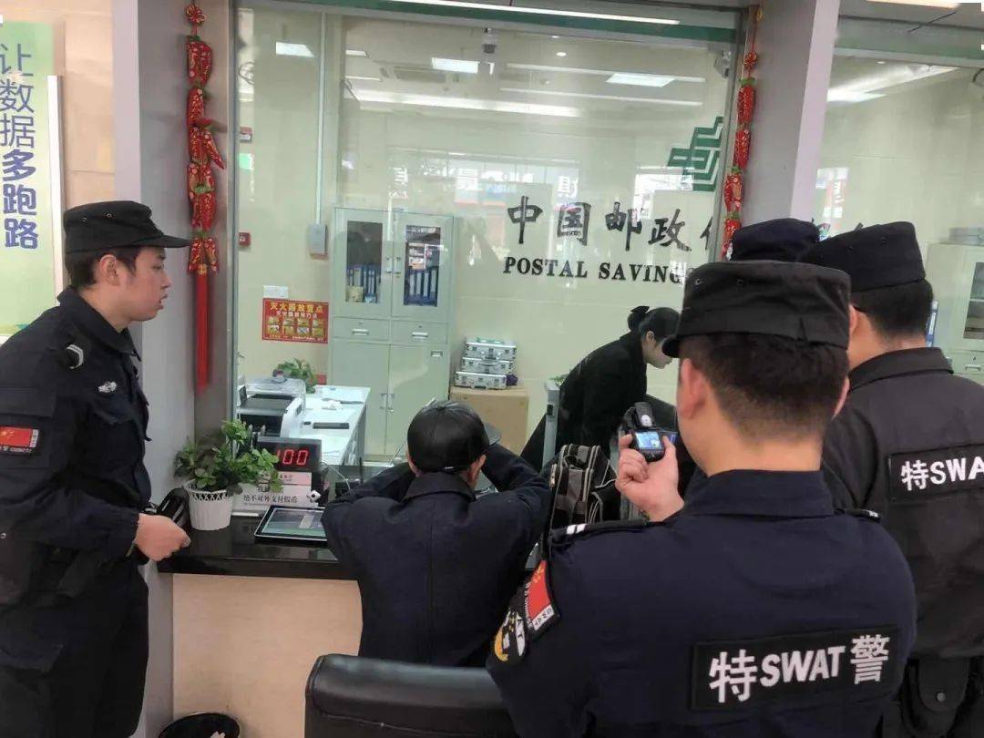 万源一老人抱着6万现金"向国家捐款",警察火速赶到银行.