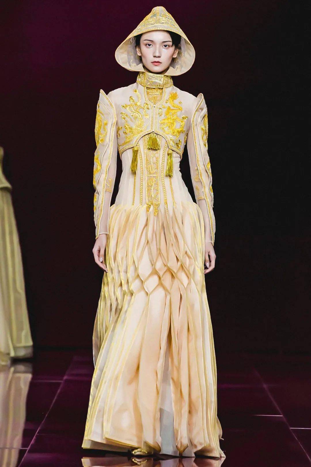 「天玺」力求从材质到工艺细节以及礼仪行为上保持着对服装的敬意