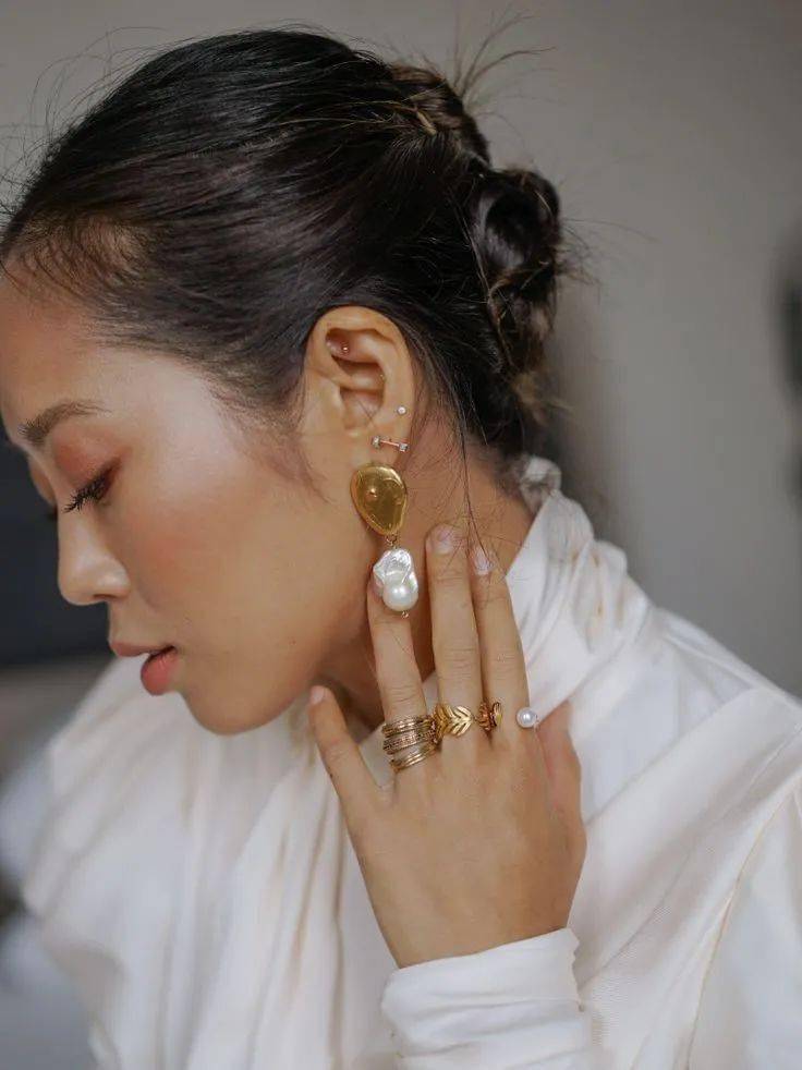 戴珍珠耳环的你真好看