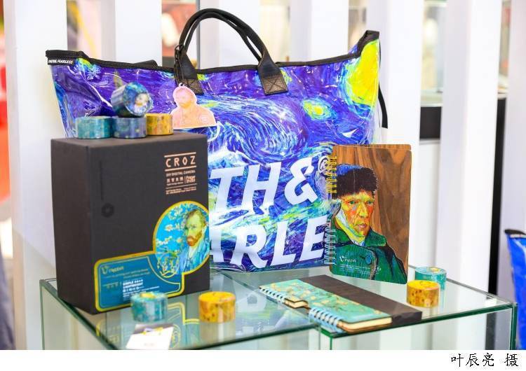澳门文创馆,现场展出运用了梵高自画像和画作《星空》元素的文创产品