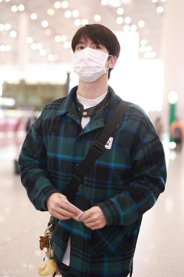 陈宥维穿绿色格子衬衫现身机场眼神迷茫看起来有心事