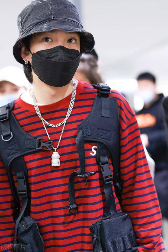 谢锐韬独自一人穿红色条纹现身机场头戴渔夫帽低调出行