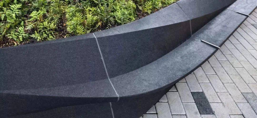 石材树池为整体景观起到重要作用