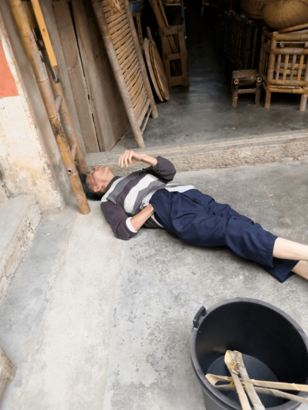 大埔街头一老人晕倒在地,无人上前!最后.