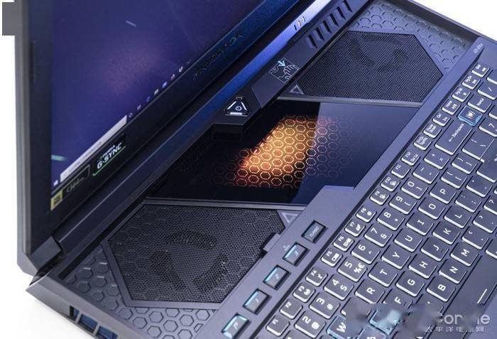 在此基础上战斧700还创造性的使用了拥有超过液金的高效导热能力的