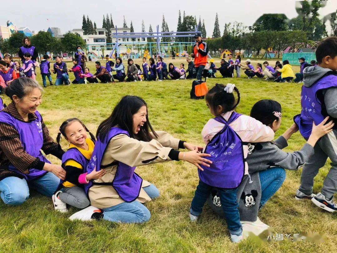 一路上欢声笑语,简单的亲子互动小游戏,开启了愉快的一天!