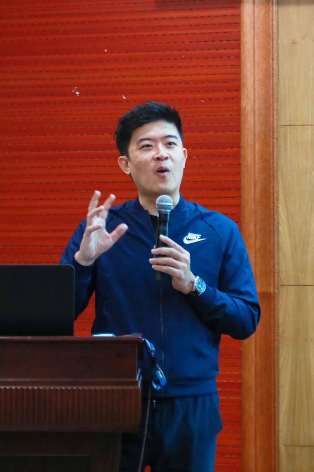 我校邀请了广东广播电视台体育频道监制,主持人,记者张海宁到学校阶梯