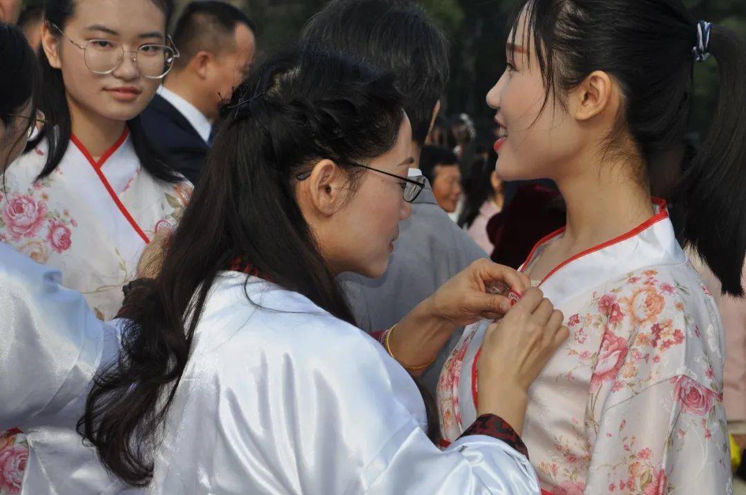 前两天樟树中学在学校操场隆重举办了第六届高三学生成人礼你看了吗