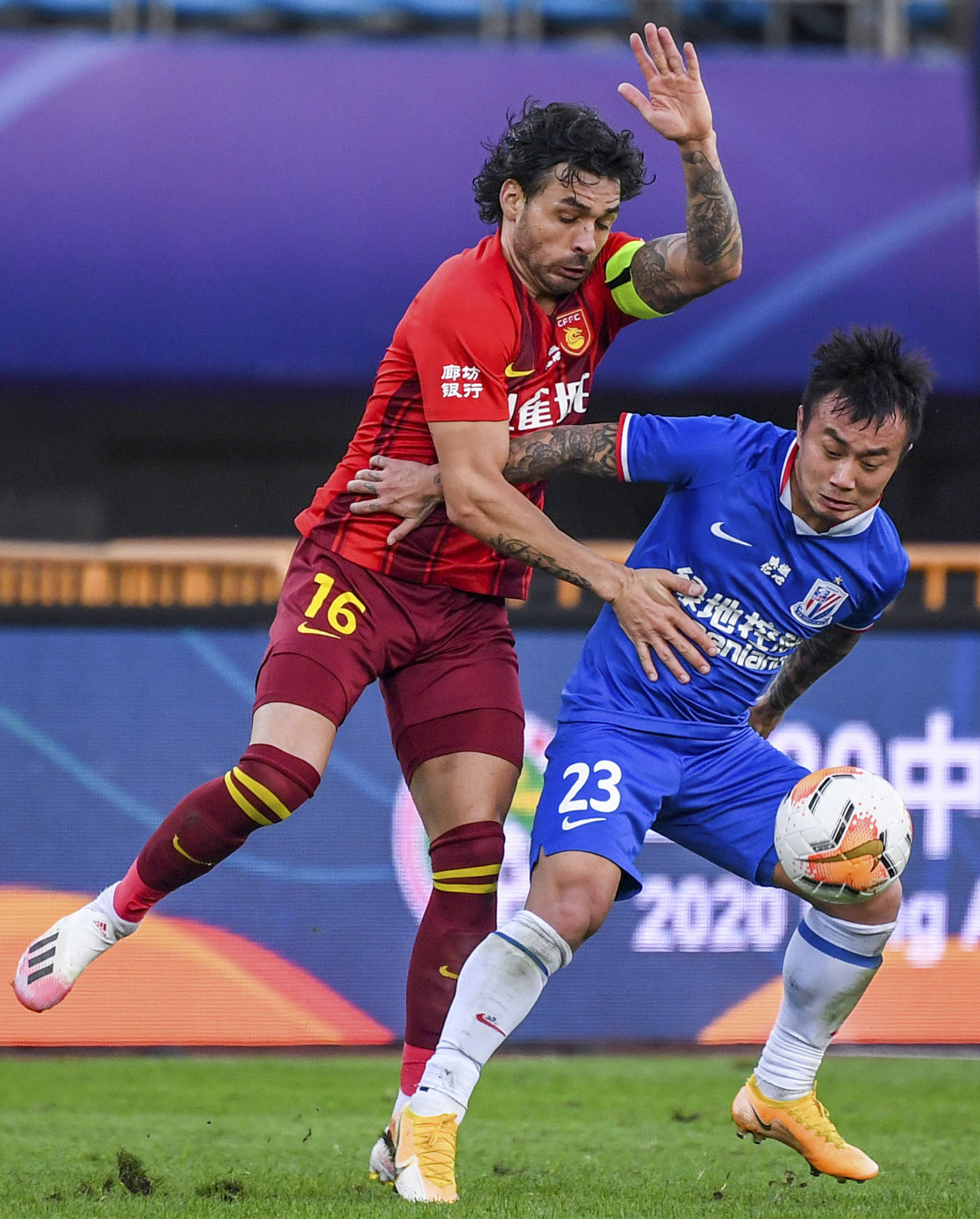 11月10日,上海绿地申花队球员柏佳骏(右)与河北华夏幸福队球员高拉特