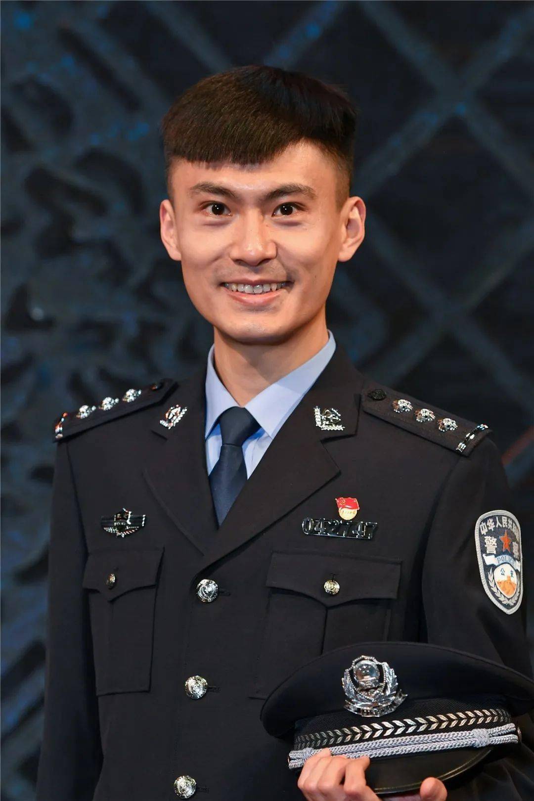 梁勇——朱少鹏 饰社区民警,就是俗称的"片儿警",土生土长的北京人,与