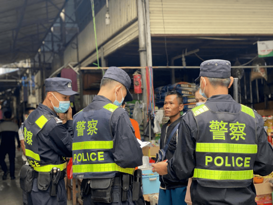 该所以"三查四告知"活动为抓手,深入辖区,发放,张贴公安机关"金钟罩"