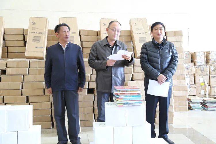 乔万玛才仁代表州委州政府向民建青海省委及中华思源工程基金会齐家