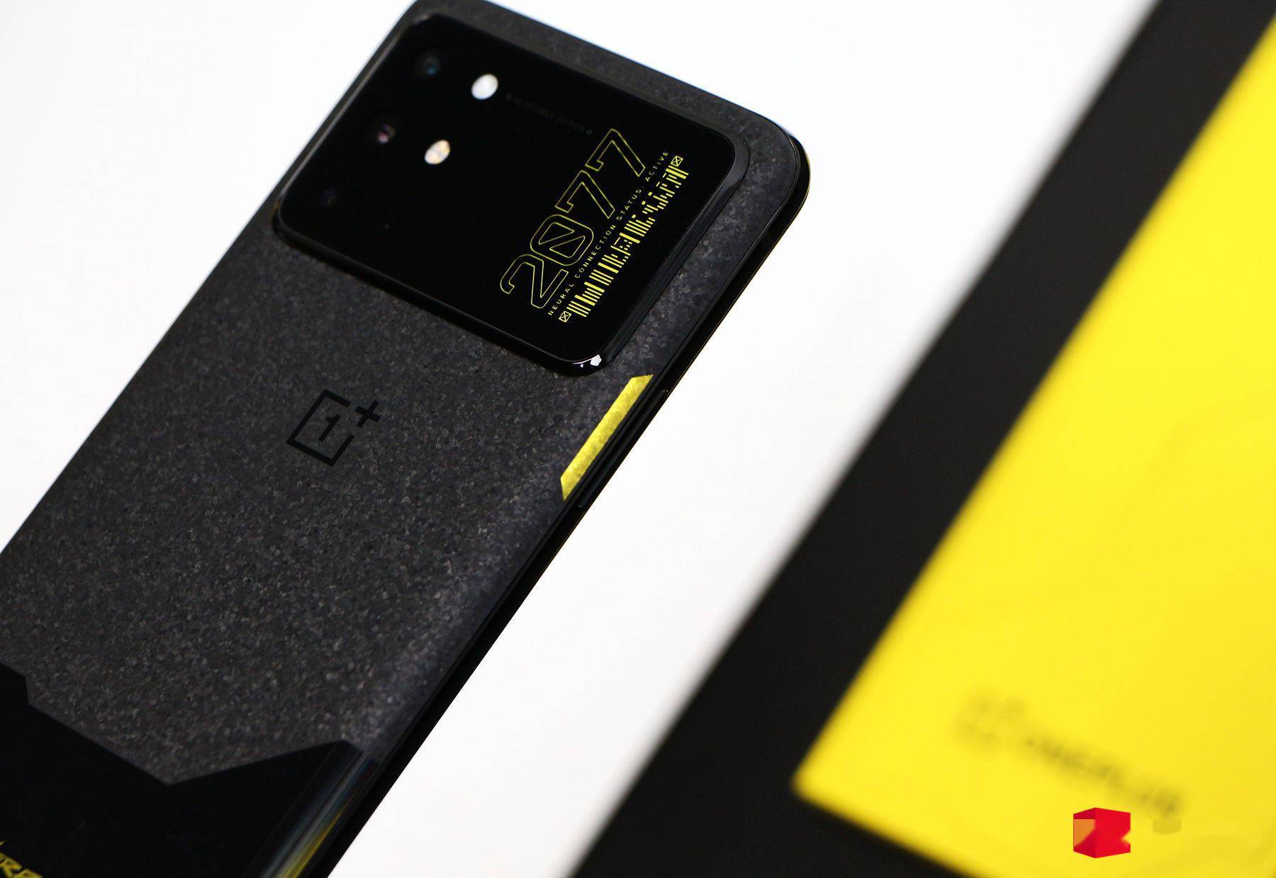 一加8t赛博朋克2077限定版开箱游戏可以跳票但手机不会迟到