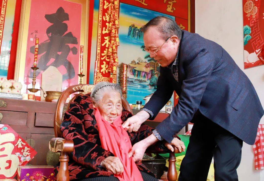 崔世英老太喜庆百岁华诞