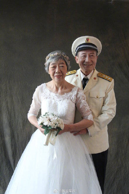 老兵迟到半个世纪的婚纱照一起祝福他们的革命爱情