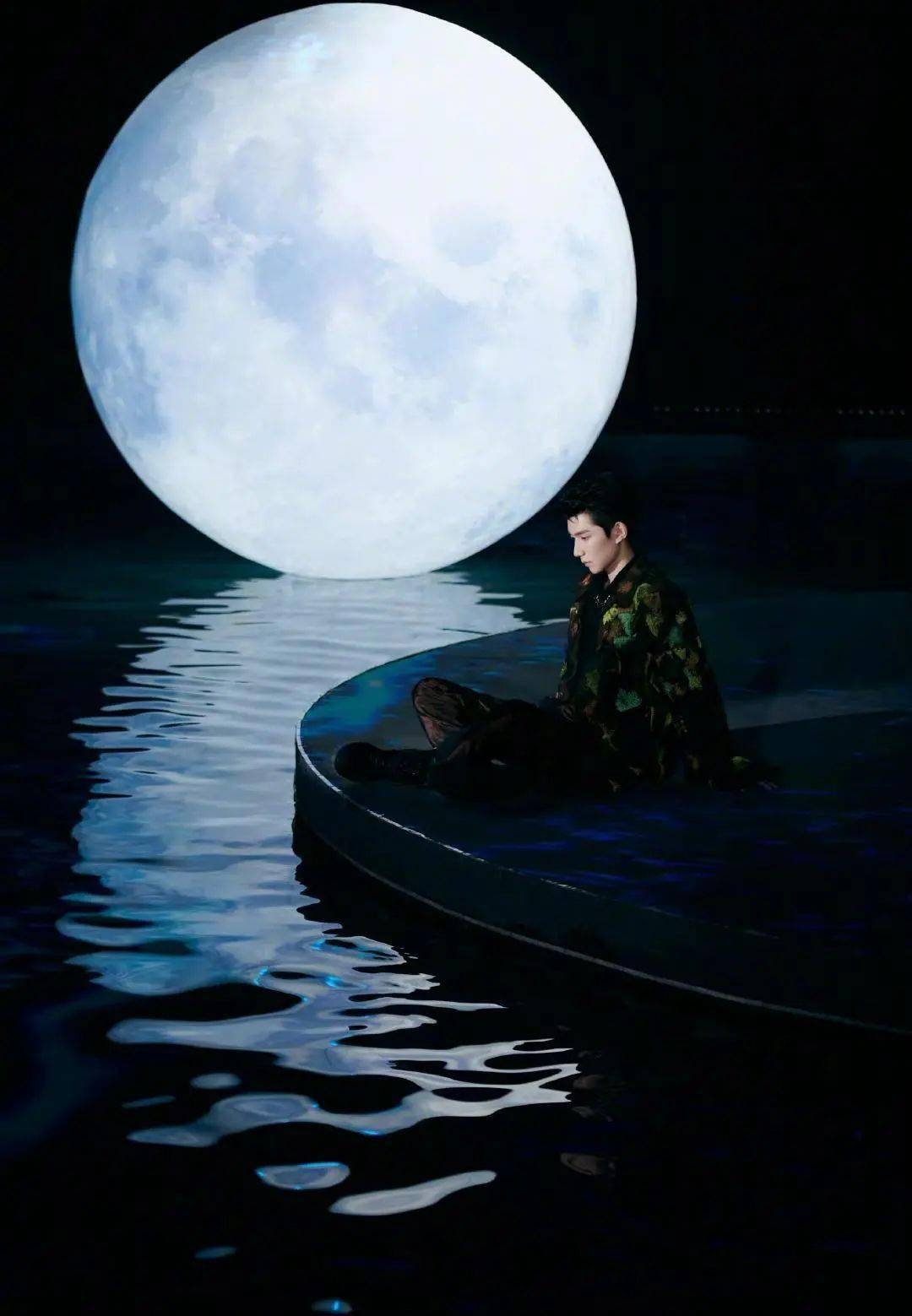 王源20岁生日结束后庆功宴手拿香槟与友人合影衣着很个性