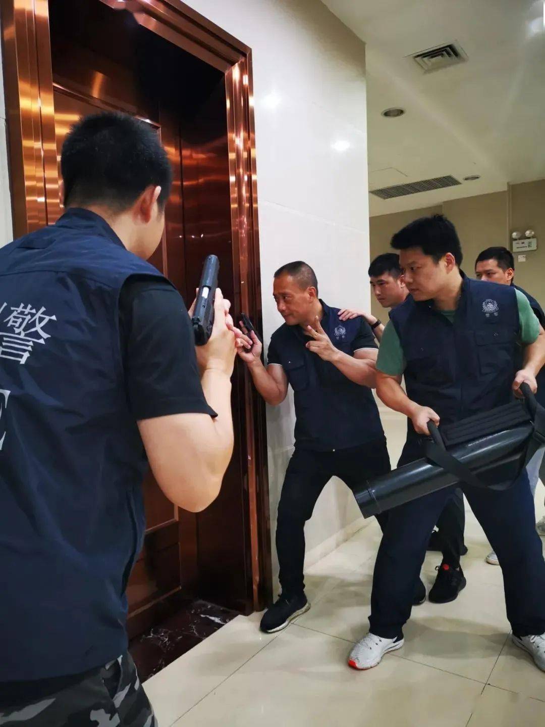 带领扫黑除恶攻坚队破案1743起全省第一东莞这位硬核刑警入围全国公安