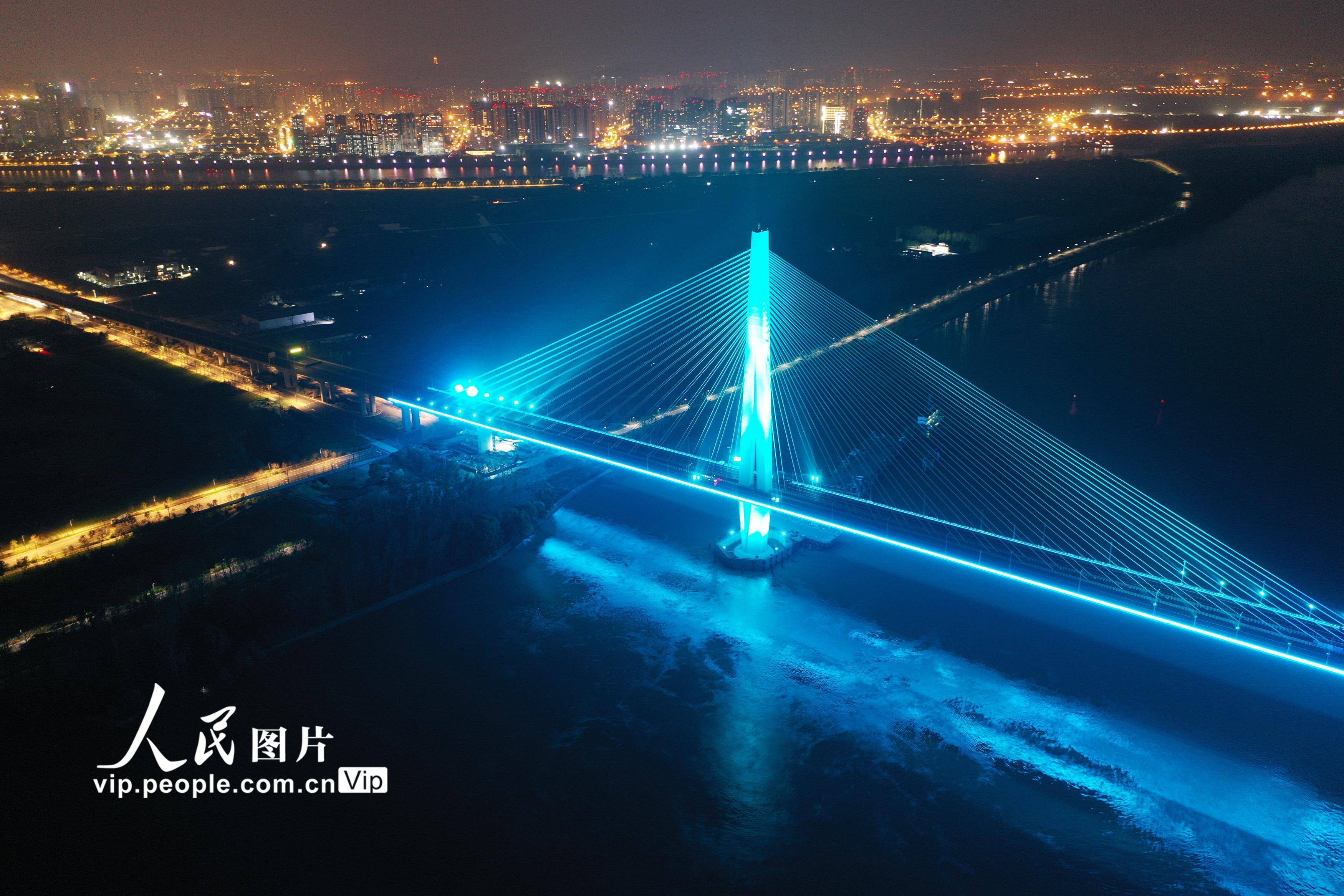南京长江第五大桥进行灯光调试