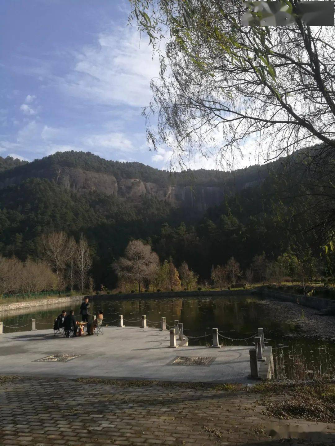 想去公园对面的瀑布山崖要经过木吊桥跨过沮河沮河在这里已经变窄
