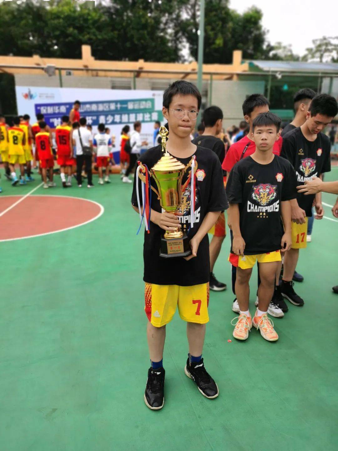 自助教育助力成长篮球后浪一往无前平洲二中男子篮球队在区运会篮球