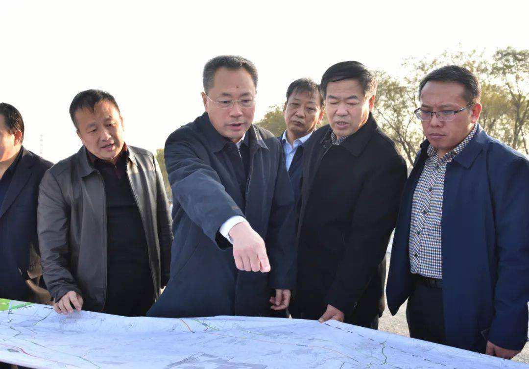 胡晓刚调研重点道路建设项目时强调把握时间节点高质量推进道路建设