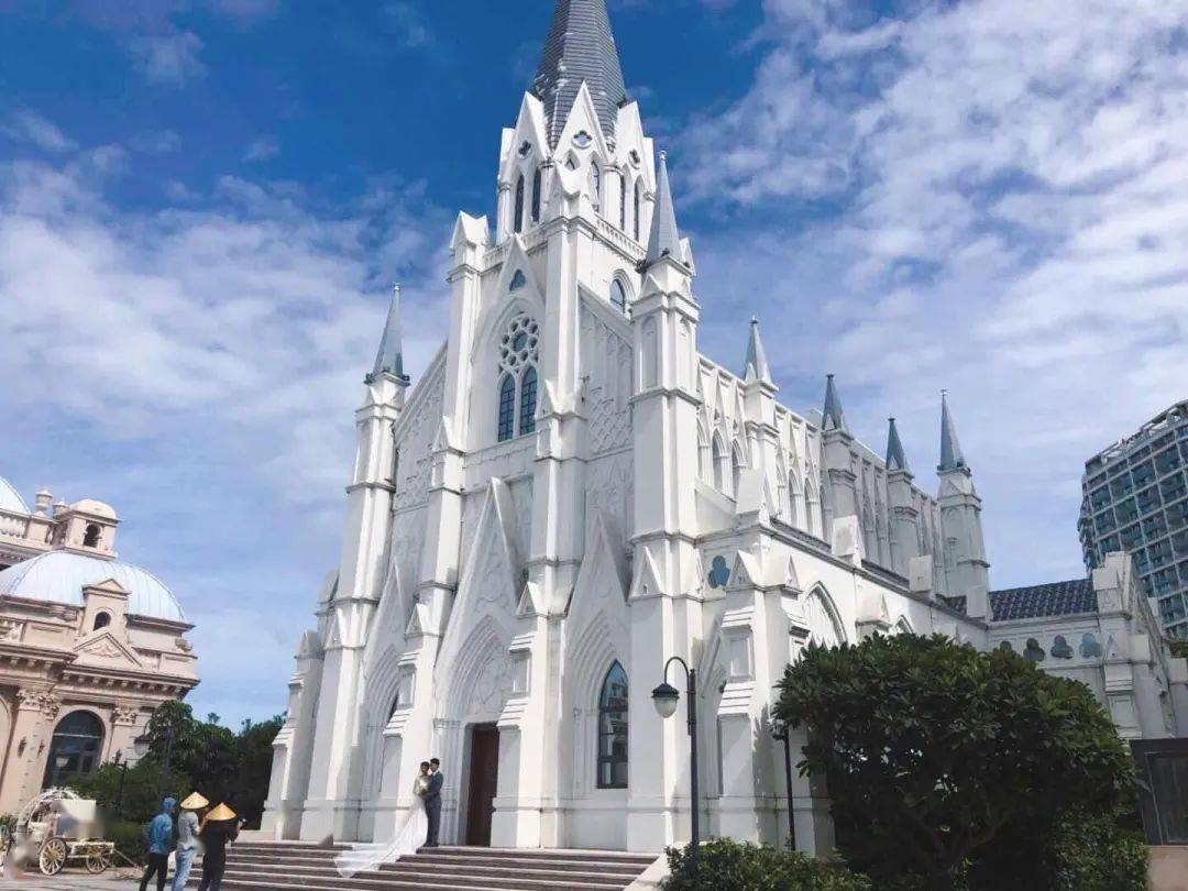 半山半岛吉庆广场半山半岛位于三亚市小东海鹿回头半岛,是一座全产业