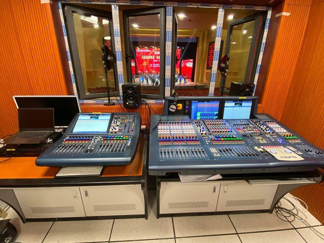 首先,在剧场里的扩声系统中,midas的pro3作为主控数字调音台,而pro2c