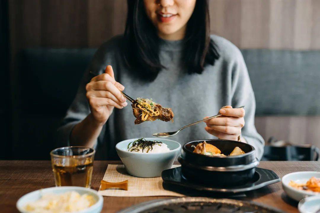 女孩吃飯磕碎半顆牙,結果反覆發燒!醫生提醒:會沒命!