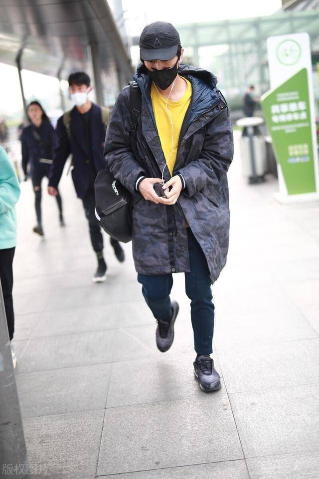 帅气的男人陈晓居然这么低调穿搭黑色羽绒服一路低头现身赶路程