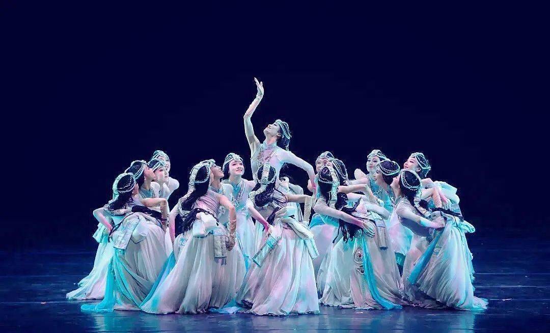 民族民间群舞作品天浴浓浓的风格纯纯的爱意