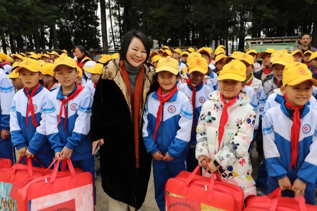 禄劝彝族知名企业家张学珍及其恒铭矿业到转龙镇开展冬季送温暖活动