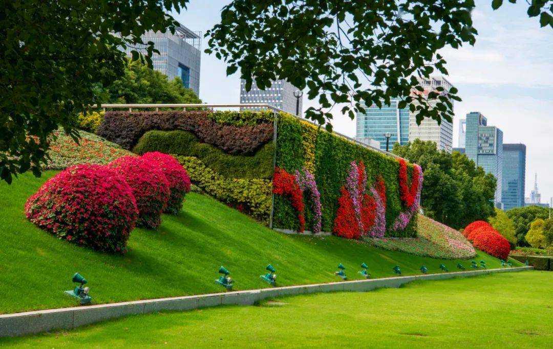 东方明珠环岛,砂岩广场,世博庆典广场)及多条景观道路,布置草花坛